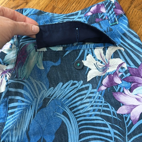 Tommy Bahama shorts! Size 32 - Picture 7 of 7